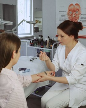 Косметолог Татьяна Гордиенко консультирует пациентку